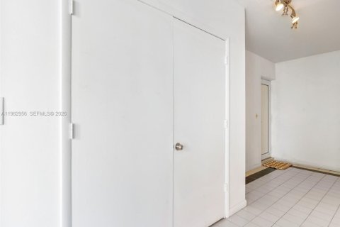 Copropriété à vendre à Bal Harbour, Floride: 1 chambre, 91.97 m2 № 2049808 - photo 15