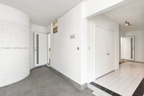 Copropriété à vendre à Bal Harbour, Floride: 1 chambre, 91.97 m2 № 2049808 - photo 16