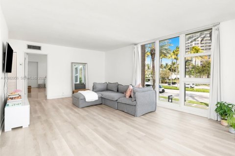 Copropriété à vendre à Bal Harbour, Floride: 1 chambre, 91.97 m2 № 2049808 - photo 5