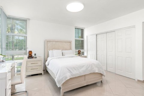 Copropriété à vendre à Bal Harbour, Floride: 1 chambre, 91.97 m2 № 2049808 - photo 12