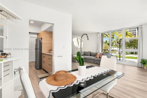 Copropriété à vendre à Bal Harbour, Floride: 1 chambre, 91.97 m2 № 2049808 - photo 6