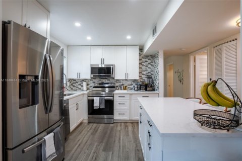 Condominio en venta en Tamarac, Florida, 2 dormitorios, 137.5 m2 № 1829002 - foto 2
