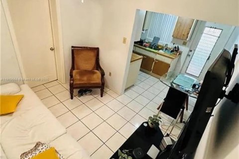Commercial property in Miami, Florida 193.33 sq.m. № 1862349 - photo 9