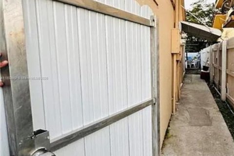 Commercial property in Miami, Florida 193.33 sq.m. № 1862349 - photo 14