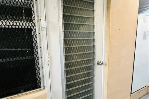 Commercial property in Miami, Florida 193.33 sq.m. № 1862349 - photo 12