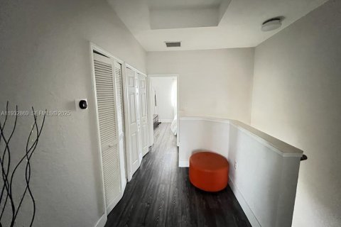 Снять в аренду таунхаус в Дорал, Флорида 3 спальни, 135.82м2, № 1991684 - фото 5