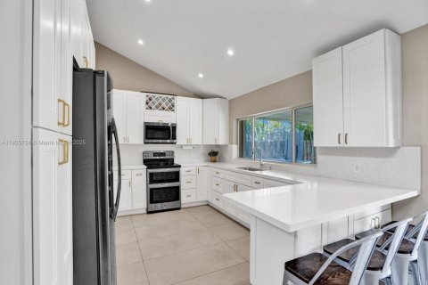 House in Sunrise, Florida 4 bedrooms, 195.28 sq.m. № 1957206 - photo 11