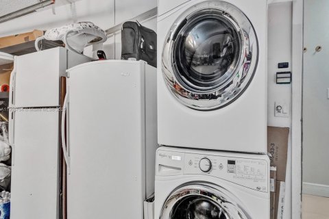 House in Sunrise, Florida 4 bedrooms, 195.28 sq.m. № 1957206 - photo 7