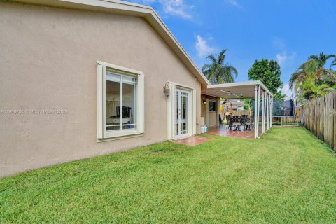 House in Sunrise, Florida 4 bedrooms, 195.28 sq.m. № 1957206 - photo 13