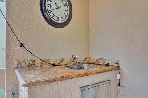 House in Sunrise, Florida 4 bedrooms, 195.28 sq.m. № 1957206 - photo 19