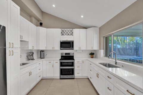 House in Sunrise, Florida 4 bedrooms, 195.28 sq.m. № 1957206 - photo 8