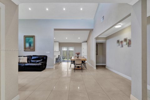 House in Sunrise, Florida 4 bedrooms, 195.28 sq.m. № 1957206 - photo 3