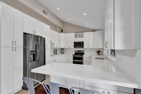 House in Sunrise, Florida 4 bedrooms, 195.28 sq.m. № 1957206 - photo 17