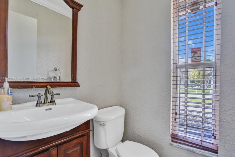 House in Sunrise, Florida 4 bedrooms, 195.28 sq.m. № 1957206 - photo 9