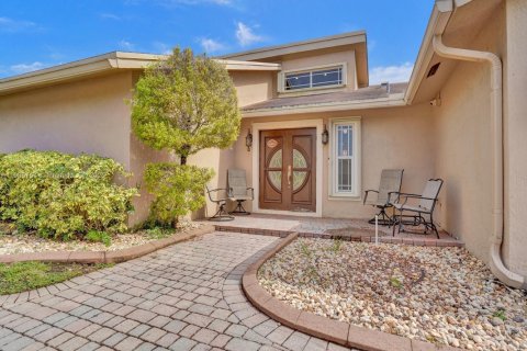 House in Sunrise, Florida 4 bedrooms, 195.28 sq.m. № 1957206 - photo 1