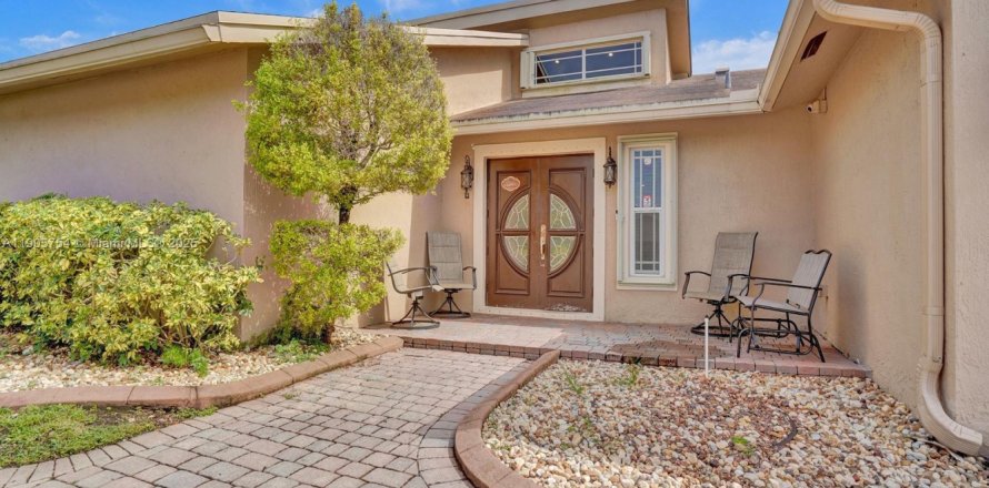 House in Sunrise, Florida 4 bedrooms, 195.28 sq.m. № 1957206