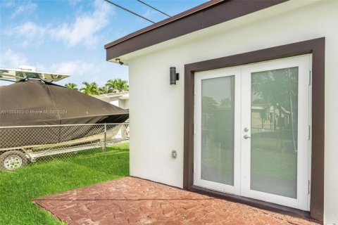 House in Miami, Florida 5 bedrooms, 158.31 sq.m. № 1694588 - photo 19