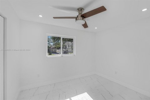 House in Miami, Florida 5 bedrooms, 158.31 sq.m. № 1694588 - photo 15