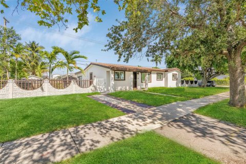 House in Miami, Florida 5 bedrooms, 158.31 sq.m. № 1694588 - photo 12