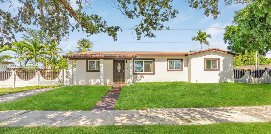 House in Miami, Florida 5 bedrooms, 158.31 sq.m. № 1694588