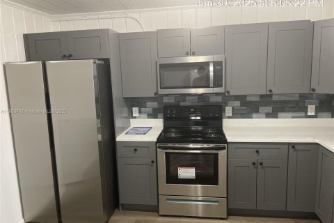 Commercial property in West Palm Beach, Florida 145.67 sq.m. № 1856948 - photo 2