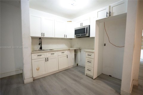House in Miami, Florida 2 bedrooms, 155.8 sq.m. № 2261330