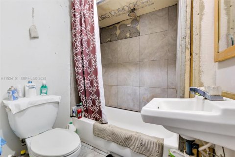 Casa en venta en Opa-locka, Florida, 4 dormitorios, 140.65 m2 № 1983056 - foto 14