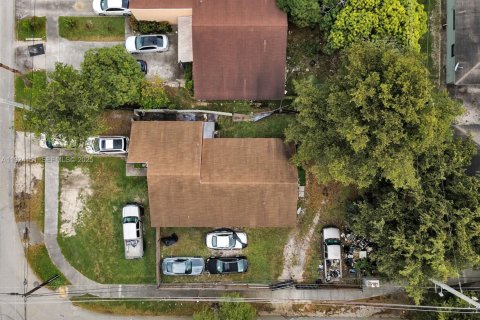 Casa en venta en Opa-locka, Florida, 4 dormitorios, 140.65 m2 № 1983056 - foto 20