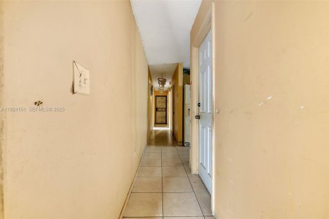 Casa en venta en Opa-locka, Florida, 4 dormitorios, 140.65 m2 № 1983056 - foto 11