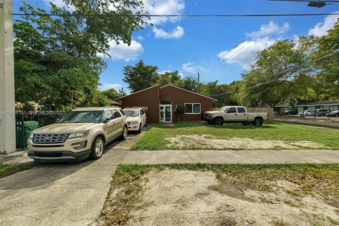 Casa en venta en Opa-locka, Florida, 4 dormitorios, 140.65 m2 № 1983056 - foto 19