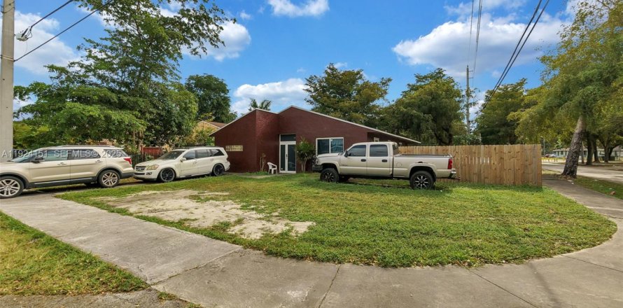 Casa en Opa-locka, Florida 4 dormitorios, 140.65 m2 № 1983056