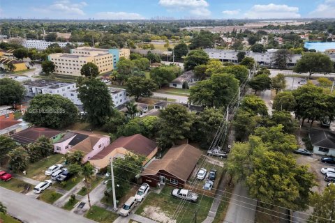 Casa en venta en Opa-locka, Florida, 4 dormitorios, 140.65 m2 № 1983056 - foto 2