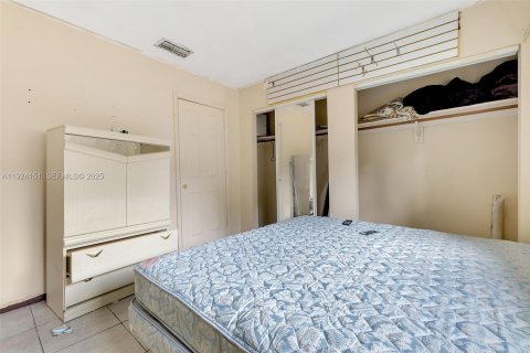 Casa en venta en Opa-locka, Florida, 4 dormitorios, 140.65 m2 № 1983056 - foto 9