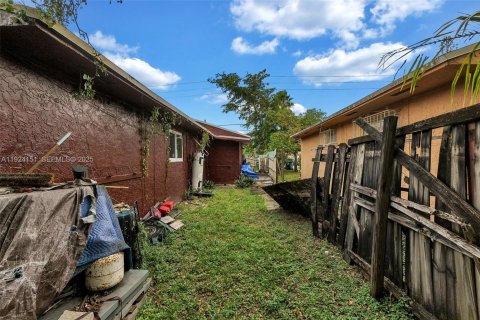 Casa en venta en Opa-locka, Florida, 4 dormitorios, 140.65 m2 № 1983056 - foto 18