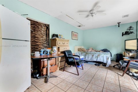 Casa en venta en Opa-locka, Florida, 4 dormitorios, 140.65 m2 № 1983056 - foto 12