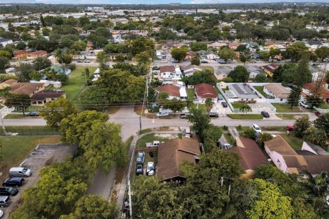 Casa en venta en Opa-locka, Florida, 4 dormitorios, 140.65 m2 № 1983056 - foto 21