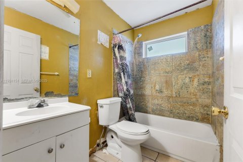 Casa en venta en Opa-locka, Florida, 4 dormitorios, 140.65 m2 № 1983056 - foto 10