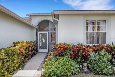 House in Sarasota, Florida 2 bedrooms, 151.24 sq.m. № 2148187 - photo 11