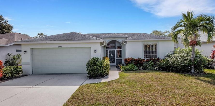 House in Sarasota, Florida 2 bedrooms, 151.24 sq.m. № 2148187