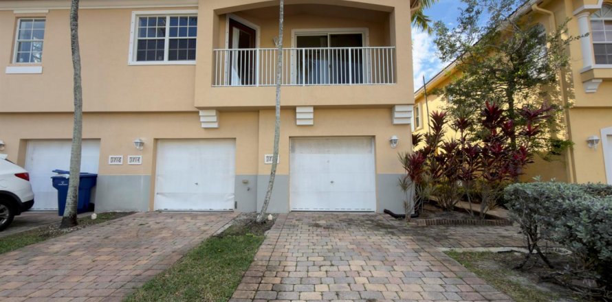 Townhouse in Riviera Beach, Florida 2 bedrooms, 94.95 sq.m. № 2169922