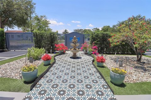 House in Hialeah, Florida 4 bedrooms, 206.99 sq.m. № 1739288 - photo 6