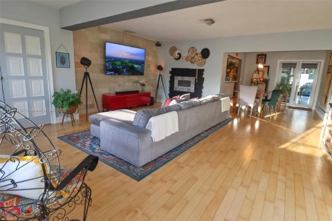 House in Hialeah, Florida 4 bedrooms, 206.99 sq.m. № 1739288 - photo 9