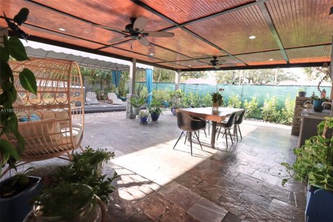 House in Hialeah, Florida 4 bedrooms, 206.99 sq.m. № 1739288 - photo 29