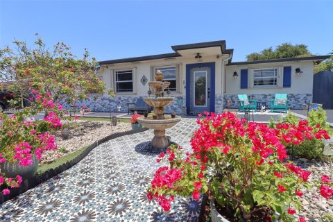 House in Hialeah, Florida 4 bedrooms, 206.99 sq.m. № 1739288 - photo 3