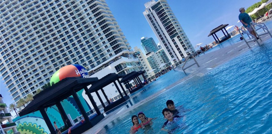 Condo in Hallandale Beach, Florida, 1 bedroom № 1895580