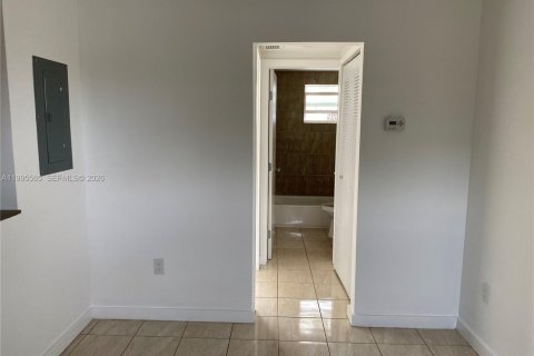 Apartamento en alquiler en Miami, Florida, 1 dormitorio, 65.03 m2 № 2063798 - foto 2