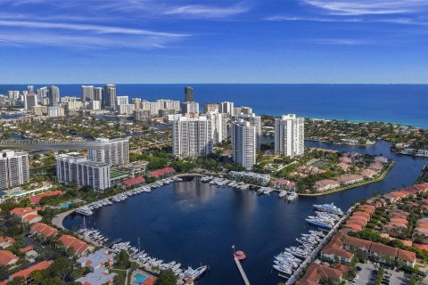 Condo in Aventura, Florida, 2 bedrooms  № 1487733 - photo 1