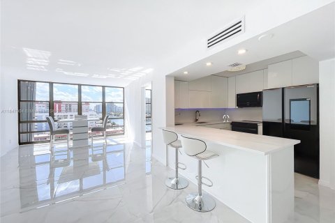 Condo in Hallandale Beach, Florida, 2 bedrooms № 1961808 - photo 12