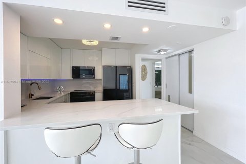 Condo in Hallandale Beach, Florida, 2 bedrooms № 1961808 - photo 19