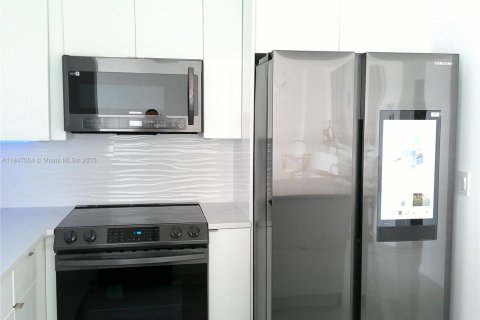 Condo in Hallandale Beach, Florida, 2 bedrooms № 1961808 - photo 13